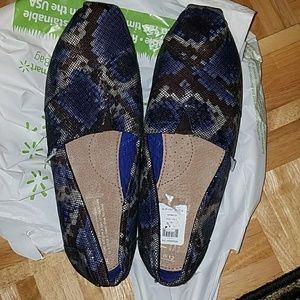 Toms women 12 snake print shoes
